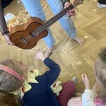Pani Magda pokazuje dzieciom instrument