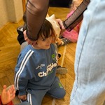 Dziecko słucha dźwięków z muszli