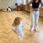 Dziecko powtarza ruchy po instruktorce