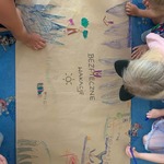 Dzieci rysują elementy związane z wakacjami