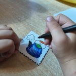 Dziecko koloruje obrazek z czajnikiem