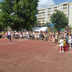 Rodzice stoją na placu