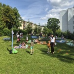 Rodzice siedzą na kocykach