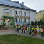 Dzieci idą na spacer