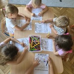 Dzieci wykonują kartę pracy