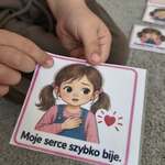 Dziecko trzyma obrazek