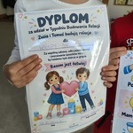 Dziecko trzyma dyplom