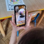 Dziecko ,,ożywia'' kropkę za pomocą aplikacji