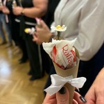 Nauczyciel trzyma upominek 