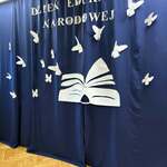 Granatowe tło z białym napisem ,,Dzień Edukacji Narodowej''