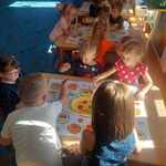 Dzień kropki- dzieci malują farbami przy stoliku